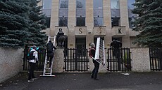 Akce skupiny Kaputin. Skupina p�elezla plot jedné z budov Ruské federace a...