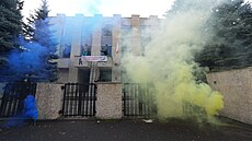 Akce skupiny Kaputin. Skupina p�elezla plot jedné z budov Ruské federace a...