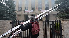 Akce skupiny Kaputin. Skupina p�elezla plot jedné z budov Ruské federace a...