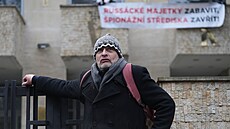 Akce skupiny Kaputin. Skupina p�elezla plot jedné z budov Ruské federace a...