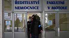 Policisté z Národní centrály proti organizovanému zloinu (NCOZ) od pondlního...