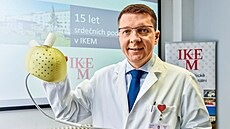 P�ednosta Kliniky kardiovaskulární chirurgie IKEM Ivan Netuka p�edstavil v...