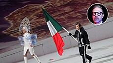 Mexický vlajkono Hubertus von Hohenlohe vede mexický tým na stadion bhem...