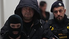 Advokát Miroslav Jansta p�i�el v doprovodu policie k soudu. Ten rozhodne, zda...