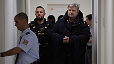 Advokát Miroslav Jansta p�i�el v doprovodu policie k soudu. Ten rozhodne, zda...