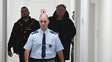 Advokát Miroslav Jansta p�i�el v doprovodu policie k soudu. Ten rozhodne, zda...