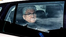 Ex�editel Motola Ludvík odjí�dí od soudu. Ten ho poslal do vazby. (26. února...