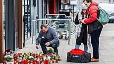 Pietní místo. Ve �tvrtek i v�era lidé p�iná�eli p�ed prodejnu Action sví�ky a...