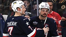 Americký kapitán Auston Matthews (vpravo) smutní po prohe ve finále Four...