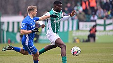Michal Hlavatý z Liberce (vlevo) stíhá Nelsona Okekeho z Bohemians.