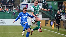 Liberecký Josef Ko�eluh (vlevo) bojuje o mí� s Václavem Drchalem z Bohemians.
