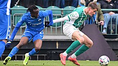 Dominik Ple�til z Bohemians (vpravo) si kryje mí� p�ed Azizem Kayondem z...