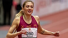 Atletka Nikoleta Jíchová z praské Dukly v cíli bhu na 400 metr.