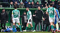 Jan Shejbal z Bohemians (uprost�ed) dostává �ervenou kartu v utkání s Libercem.