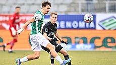 Dominik Hollý z Jablonce (vlevo) se sna�í získat mí� v souboji s karvinským...