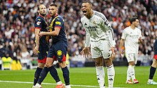 Kylian Mbappé z Realu Madrid reaguje po nevyu�ité �anci v utkání s Gironou.