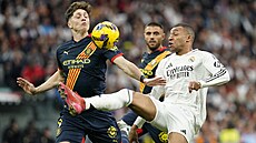 Ladislav Krej�í z Girony brání Kyliana Mbappého z Realu Madrid.
