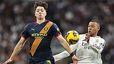 Ladislav Krejí z Girony bojuje o mí s Kylianem Mbappém z Realu Madrid.