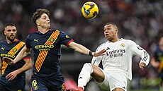 Ladislav Krejí z Girony bojuje o mí s Kylianem Mbappém z Realu Madrid.