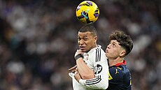 Ladislav Krej�í z Girony brání Kyliana Mbappého z Realu Madrid.