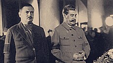 osif Stalin a Andrej �danov p�ed rakví Sergeje Kirova.(1934)