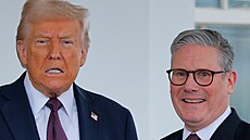Americký prezident Donald Trump a britský premiér Keir Starmer pi setkání v...