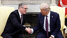 Americký prezident Donald Trump a britský premiér Keir Starmer p�i setkání v...