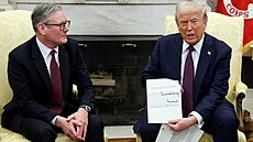 Britský premiér Sir Keir Starmer p�edává v Bílém dom� americkému prezidentovi...