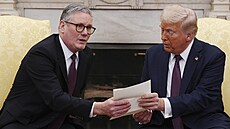 Britský premiér Sir Keir Starmer pedává v Bílém dom americkému prezidentovi...