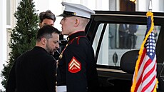 Ukrajinský prezident Volodymyr Zelenskyj odchází poté, co byla zruena tisková...