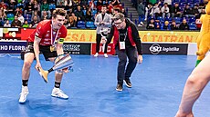 Steovický kapitán Marek Bene s trofejí za vítzství v eském poháru