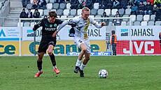 Karel Spáil (vlevo) zakládá útonou akci v zápase proti Bohemians.