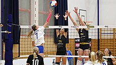 Volejbalistka Valerija Dovho�apková sme�uje v zápase proti KP Brno.