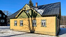 D�m naproti penzionu Rejvíz na za�átku obce. Zdej�í architektura p�ipomíná...