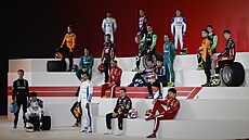 Vichni jezdci formule 1 pózují na focení ped sezonou 2025.