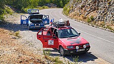 Parta vysoko�kolák�, která se zná ze skauta, objí�dí sv�t ve starých feliciích....