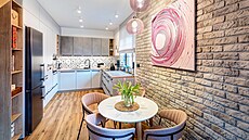 Paní Alena se do rekonstrukce tak�ka sto let starého rodinného domu v Praze...