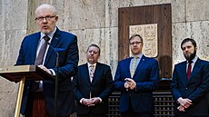 Vlastimil Válek, místop�edseda vlády a ministr zdravotnictví. Na snímku spolu s...