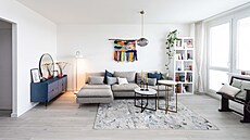 Sv�tlé barvy i moderní materiály opticky zv�t�ily obývací pokoj. St�ny i strop...