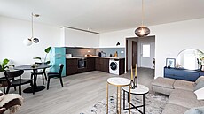 Odstran�ním p�í�ky vznikl vzdu�ný obytný prostor s kuchy�ským a jídelním...