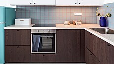 Typové kuchy�ské lince z IKEA p�idal na originalit� ru�n� vyráb�ný keramický...