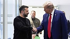Prezident Donald Trump (vpravo) a ukrajinský prezident Volodymyr Zelenskyj si...