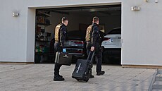 Policisté zasahují také v dom� zadr�eného �editele motolské nemocnice Miloslava...