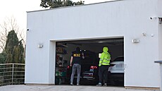 Policisté zasahují také v dom� zadr�eného �editele motolské nemocnice Miloslava...