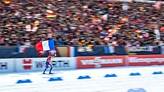 Julia Simonová dováí do cíle francouzskou enskou tafetu po perfektním...