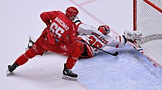 Tomá� Marcinko z T�ince p�ekonává olomouckého branká�e Jakuba Sedlá�ka.