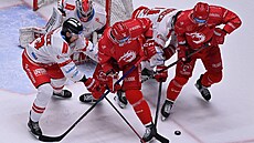 Olomoucký branká Jakub Sedláek sleduje akci svých koleg Jiího Ondruka a...