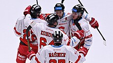 Olomou�tí hrá�i se radují z gólu Luká�e Nahodila v utkání proti T�inci.