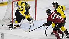 Litvínovský branká� Matej Tomek p�eru�uje spar�anskou akci Ond�eje Hrabíka.