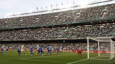 Tribuny na sevillském stadionu Realu Betis sledují gólovou �anci domácích p�ed...